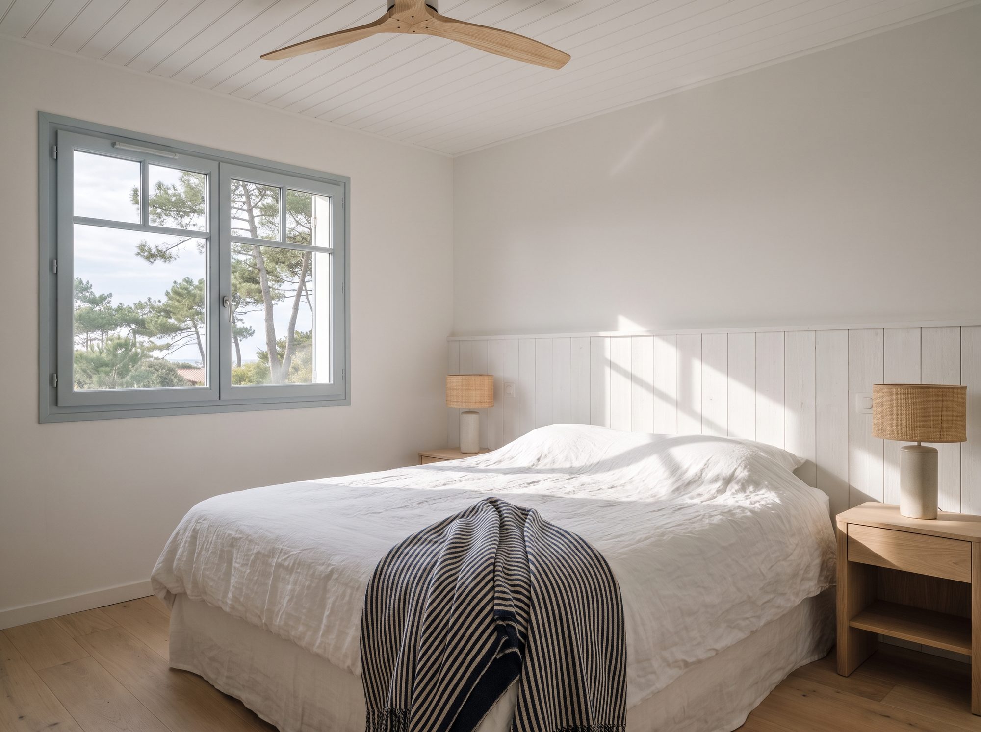 La chambre du Phare : lit blanc en lin, plaid rayé marine, lambris