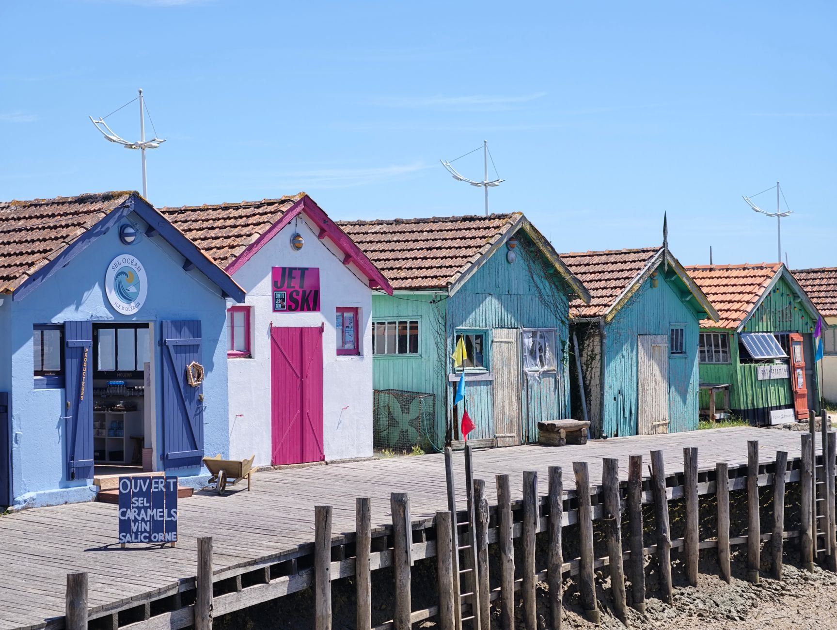 Les cabanes colorées d'un village ostréicole du Bassin
