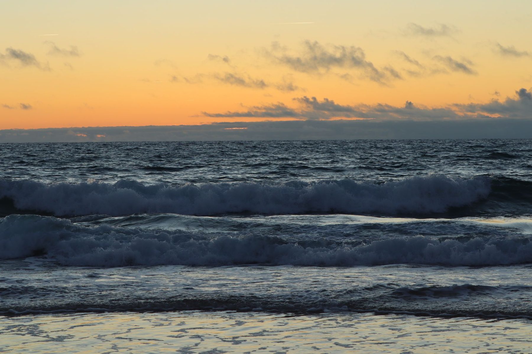 Les vagues de l'océan au coucher du soleil