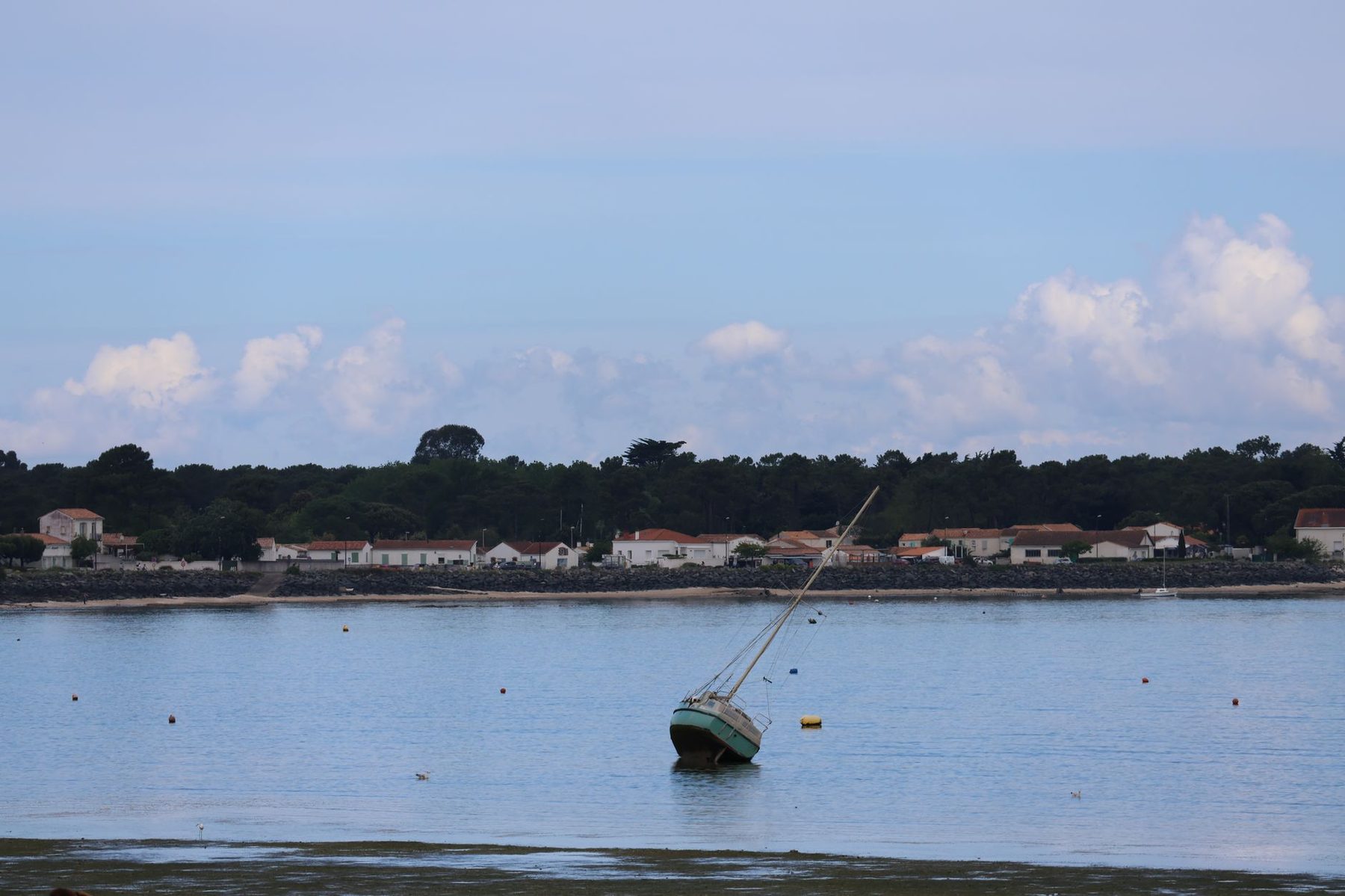 Voilier au mouillage devant le village